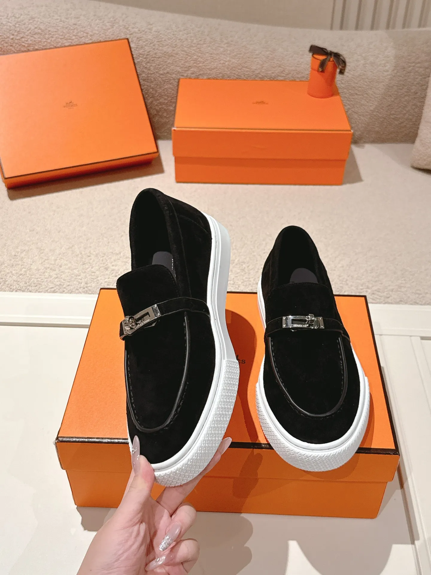 Men's shoes 💰640💰 Hermes# New Kelly buckle thick-soled loafers. Upper: cowhide/suede material. Lining: sheepskin lining. Outsole: exclusive molded outsole. Size: women's size 35-40, men's size 39-45 (female 41/male 46 customized, non-refundable)